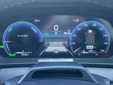 見やすいデザインのメーターは、運転への集中を助け、各種情報を一目で確認できるので安全運転をサポートします。デジタル表示が未来的な印象を与えます。