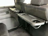 前席背面には格納式のテーブルも装備。食事やスマホ・タブレットでの動画視聴など様々な用途で活躍します。サイドにはちょっとした荷物がかけれる便利なコンビニフック付きです。