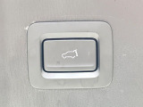 【パワーバックドア】スマートキーや運転席のボタンを押すだけでリアゲートが自動で開閉します!荷物を持っている時や、高い位置にあるバックドアを閉める際に便利な機能です♪