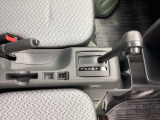 操作性のいいフロアシフト。使用感もなく綺麗な状態です。