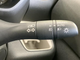 操作しやすい位置に配置されたウインカーレバー。直感的に操作でき、安全な車線変更をサポートします。使いやすさを追求した設計です。