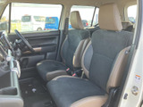 運転席からの視界は広く、運転操作もスムーズに行えます。シートの形状も工夫されており、体をしっかりとサポートしてくれます。