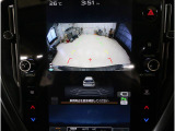 後方映像を11.6インチディスプレイに表示し、ステアリング連動ガイドラインが駐車をサポート。さらに後退時はリヤ4センサーが障害物を検知し、必要に応じてブレーキが作動します。
