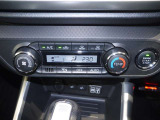 【オートエアコン】設定した温度になるように車が自動で風量や吹き出し口、冷暖房の強さを調整してくれるエアコンです。一度温度を設定すれば、自動で快適な室温を保ってくれるので運転に集中しやすいですよ♪