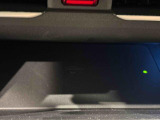 ワイヤレス充電でさっと充電、さっと持ち出しできます。(ワイヤレス充電に対応しているスマホのみになります)