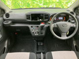 運転席からの視界は広く、運転しやすい空間です。操作系の配置も考え抜かれており、快適なドライビングをサポートします。