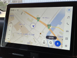 見やすい地図表示で、目的地への道案内をスムーズに行います。渋滞情報もリアルタイムで確認でき、最適なルートを選択できます。
