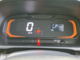 視認性の高いデジタルメーターで、走行情報や車輌の状態が一目で確認できます。オレンジの照明がアクセントになり、運転に集中できる空間を演出します。