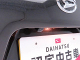 物が落ちにくいふち高のテーブルを装備。カップホルダーも備えています。