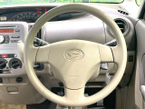 インテリアに合わせたデザインのステアリングは、運転される方のことも考え、運転しやすい形状、大きさです。是非一度、実際に触ってお確かめください。