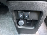 運転席と助手席には寒い時期に役立つシートヒーターを装備しております。