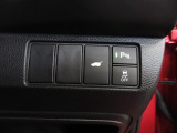 パワーテールゲートの開閉・パーキングセンサー・横滑りを防ぐVSA等のスイッチ類は運転席の右側、手の届きやすい位置にあります。
