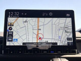 見やすい地図表示で、運転に集中できます。周辺情報も分かりやすく表示され、初めての場所でも安心です。安全運転をサポートします。