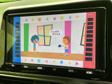 明るく見やすいモニターで、様々な情報を確認できます。車両情報や設定変更も簡単に行え、快適なドライブをサポートします。後席の方も楽しめます。