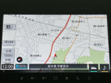 見やすい地図表示で、目的地へのナビゲーションをサポート。スムーズな移動を助け、初めての場所でも安心して運転できます。運転に集中できる環境です。
