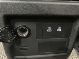 USB電源ソケットが前席中央にあり、便利に使えます☆