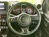 握りやすい形状のステアリングは、運転操作をスムーズにします。快適なドライビングポジションを実現し、長距離運転も疲れにくく。