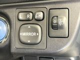 【電動格納ミラー】サイドミラーは電動格納式となっており、狭い駐車場でもキズがつくリスクを抑えられます。