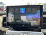 お好みの音楽を車内で手軽に楽しめます。多様なソースに対応しており、長距離ドライブも快適に過ごせるでしょう。音質の良さも魅力です。