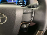 前方の車との車間を設定し、スピードを上げたり緩めたりを自動で行ってくれる追尾式の「レーダークルーズ」。上級装備の一つです!高級車にしかつかない嬉しい機能です。
