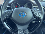 握りやすい形状で、運転操作をスムーズに行えます。オーディオやハンズフリー通話のスイッチも配置され、快適なドライビングをサポートします。