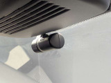 後方からのあおり運転や追突事故にも対応するリアドライブレコーダーを装備。前後2カメラで車両周辺をしっかり見守り、セキュリティで安全運転を強力にサポートします。