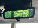 【デジタルインナーミラー】後席の大きな荷物や同乗者で後方が確認しづらい時でも安心!カメラが撮影した車両後方の映像をルームミラー内に表示。クリアな視界で状況の確認が可能です!