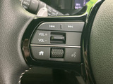 オーディオ操作やハンズフリー通話機能がステアリングスイッチに集約。運転中に安全に操作できます。