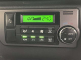 エアコンはオートエアコン付きになります。お好みの温度設定にすれば車内の温度を検知し自動で調整してくれます。暑い日は寒い日は特にオススメです♪
