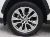 19インチアルミホイール(スーパークロームメタリック塗装)が装着されています。タイヤサイズ235/55R19