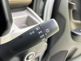 操作しやすい位置に配置されたウインカーレバー。スムーズな操作で、周囲への意思表示を確実に行えます。視認性も高く、安全運転をサポートします。