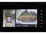 前後左右のカメラの映像を合成し、車を上から見たような視点のパノラミックビューモニター。後方の死角だけでなく左右や前方の障害物の発見もしやすくなります。
