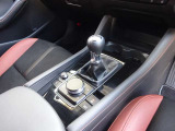 【オートブレーキホールド】停車中にブレーキペダルから足を放しても、ブレーキを自動的に制御して、車両の停車状態を保持する機能です。信号待ちなどの停車時に運転者の負担を軽減します。