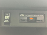 高速道路の料金所をスムーズに通過できるETC車載器を搭載。スムーズな移動をサポートします。