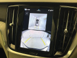 【360&deg;ビューカメラ】4台の高解像度カメラで360度の鳥瞰図を表示。隣の車や壁、死角にある障害物などを画面で確認できるため、狭いスペースでの駐車・出入りも安心です。