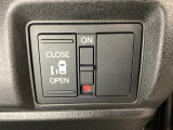 左側電動スライドドアは運転席からでも操作ができるように、ハンドル付近に開閉の操作スイッチが付いています。