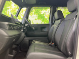 運転に必要な情報が視認しやすい配置です。操作性にも優れ、安全で快適なドライブをサポートします。初心者の方でも安心して運転できます。