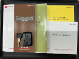 スマートキーは鍵をバッグに入れたままでもドアロックの開閉やエンジンのON・OFFができます。夜間や雨の日も鍵を探さなくて良いので便利です。