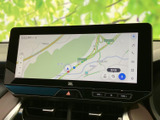鮮やかなディスプレイが、目的地までの道順を分かりやすく表示。スムーズなカーナビゲーションで、快適なドライブをサポートします。