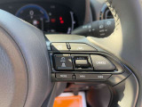 【クルーズコントロール】アクセル操作なしで一定速度を保つ機能。先行車との距離を自動調整する追従型が主流で、高速走行時の疲労を劇的に軽減します。長距離移動が多いお客様への商談では必須の快適装備です。