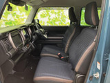 運転席周りのレイアウトは、操作性に優れています。必要な情報をすぐに確認できる配置です。
