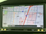 鮮明な高精細ディスプレイが、目的地までのスムーズなナビゲーションをサポート。細部までくっきりとした表示で、運転に集中できます。