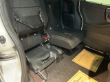 シートをはね上げれば、高さのある荷物も積めます。