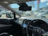 運転席からの視界も良く運転しやすい車両です。フロントは、UVカットグリーンガラス、フロントドアは、UVカット断熱グリーンガラスで紫外線から守ります。