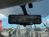 スマートルームミラーも付いています。後方ピラーや荷物、後席に同乗している方や曇りなど視界が遮られた場合でも後方カメラからの映像で安全確認をすることができます。