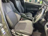 運転席は、包み込まれるような座り心地。視界も広く、運転操作もスムーズに行えます。長距離ドライブでも疲れにくい快適な空間です。