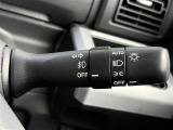 【オートライト(AUTO)】外の明るさをシステムが感知して、自動でヘッドライトが点灯します。ヘッドライトをつけ忘れを防ぐ便利機能です。