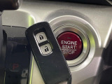【Hondaスマートキー】カバンやポケットに入れたままでもドアの施錠・解錠が可能なスマートキーを装備。エンジンのオン・オフ時もカギを取り出す必要が無いからとっても便利です♪
