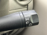 操作しやすいウインカーレバーで、スムーズな車線変更をサポートします。オート機能も搭載で、運転の負担を軽減します。