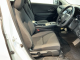 運転席は、大きな座面と包み込むような背もたれがドライバーの身体全体をしっかり支えます。上質なシート素材と座り心地のよいクッションを採用し、長時間の運転やコーナーの多い道も快適です。